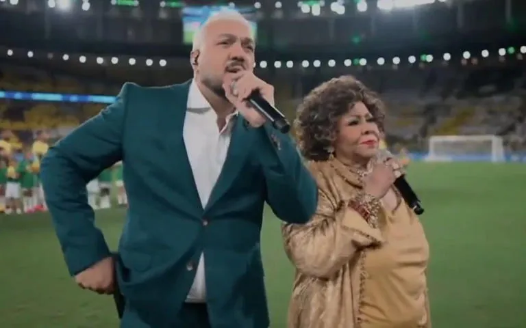 Era para emocionar, mas virou meme: Belo e Alcione erram Hino Nacional no Maracanã