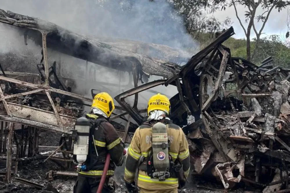 Bebê está entre vítimas fatais de grave acidente entre ônibus e carreta na BR-251, em Minas Gerais