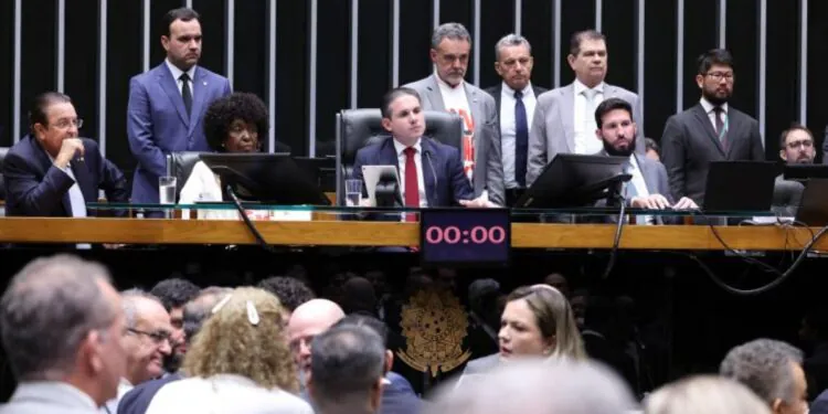 Câmara aprova em primeiro turno fim da escala 6x1 e redução da jornada para 40 horas semanais